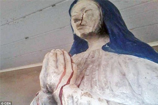 Bức tượng Đức mẹ bỗng nhiên khóc ra máu suốt hơn 1 tuần qua - Ảnh 1.