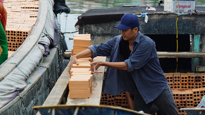 Thuy Diem khoe nguc day tren truong quay hinh anh 5