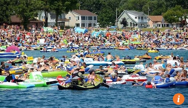 Hàng nghìn người Mỹ tham dự sự kiện Port Huron Float Down trên sông St Clair ngăn cách Mỹ và Canada