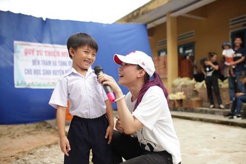 Mỹ Tâm hát, nhảy &#34;Con bướm xuân&#34; giữa trưa nắng gay gắt - 5