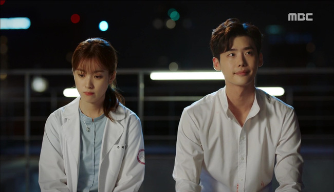 “W”: Từ cuộc đời vạn người mê, Lee Jong Suk và Han Hyo Joo giờ đây không khác gì ăn mày - Ảnh 35.