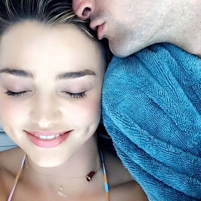 Hôn phu là tỷ phú, nhưng Miranda Kerr chỉ cần hạnh phúc giản dị cũng khiến nhiều người ngưỡng mộ