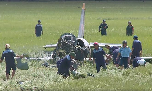 Lực lượng chức năng đang làm việc xung quanh máy bay, tìm kiếm mảnh vỡ.