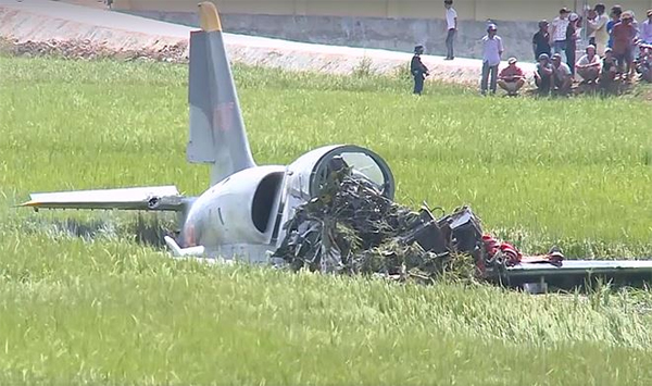 Mới cất cánh khỏi đường băng ít phút thì máy bay do học viên lái phía sau bất ngờ gặp sự cố, rơi xuống.