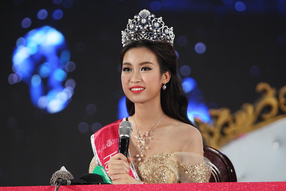  Hoa hậu Mỹ Linh trong buổi họp báo sau cuộc thi Hoa hậu Việt Nam 2016 