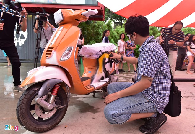 Ngay hoi ve graffiti tren oto the thao, xe vespa tai Ha Noi hinh anh 8