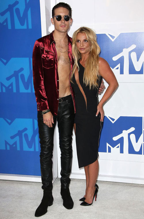 kim-mac-xuyen-thau-cung-chong-toi-tham-do-mtv-video-music-awards-7