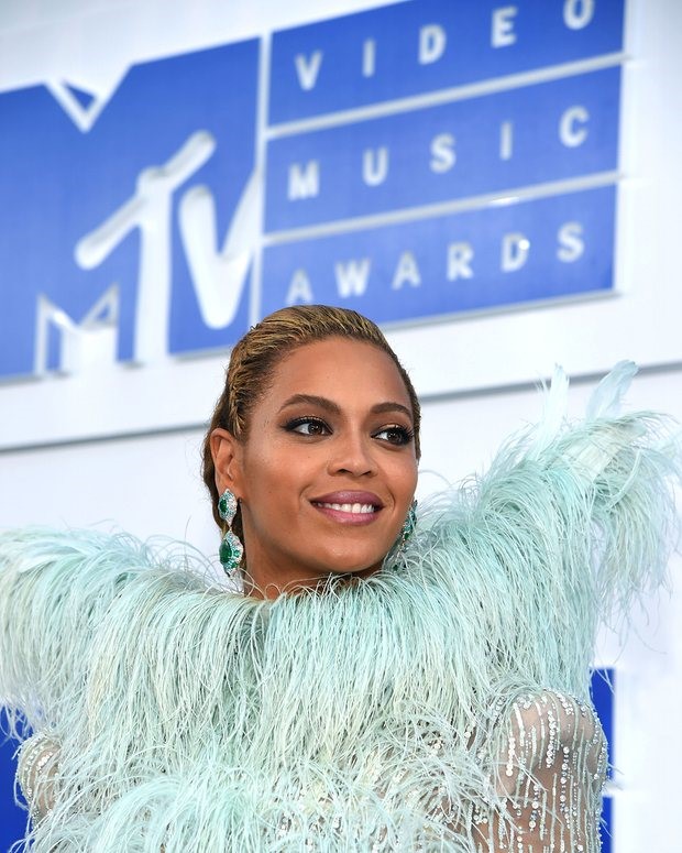 Le trao giai VMAs 2016: Beyonce dot chay san khau hinh anh 3