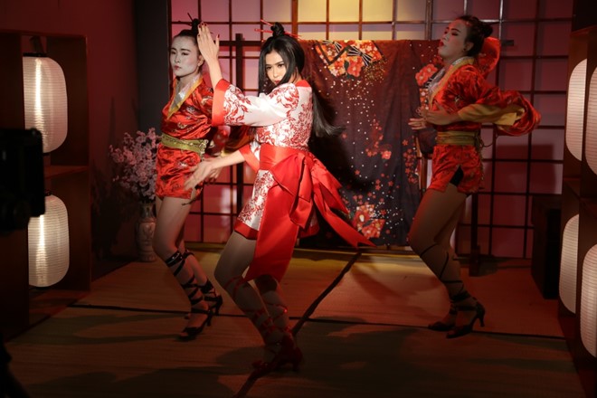 Truong Quynh Anh hoa than thanh geisha trong MV moi hinh anh 6