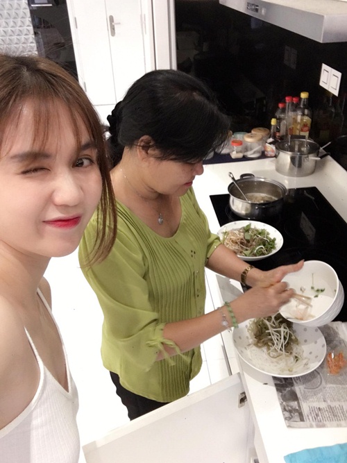 Ngọc Trinh tình cảm vào bếp với mẹ kế