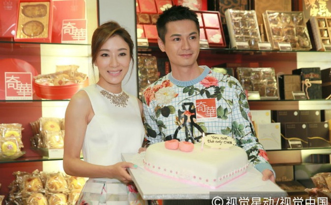 Ảnh hậu TVB Dương Di cùng tình trẻ khoe thiệp cưới, tuyên bố kết hôn vào tháng sau - Ảnh 1.