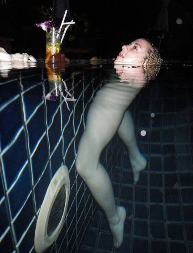 Hình ảnh 'quái dị' trong bể bơi.