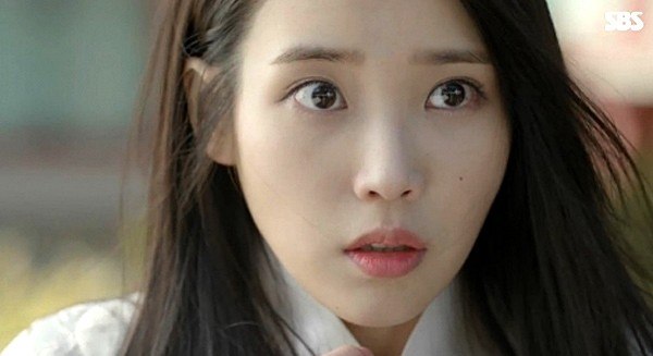IU & Kim Yoo Jung bị sỉ vả chỉ vì trang điểm hiện đại khi đóng phim cổ trang - Ảnh 4.