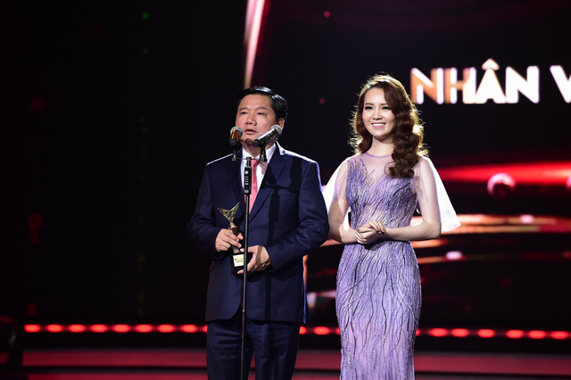 Bí thư Đinh La Thăng và Mai Thu Huyền trao giải Nghệ sĩ của năm