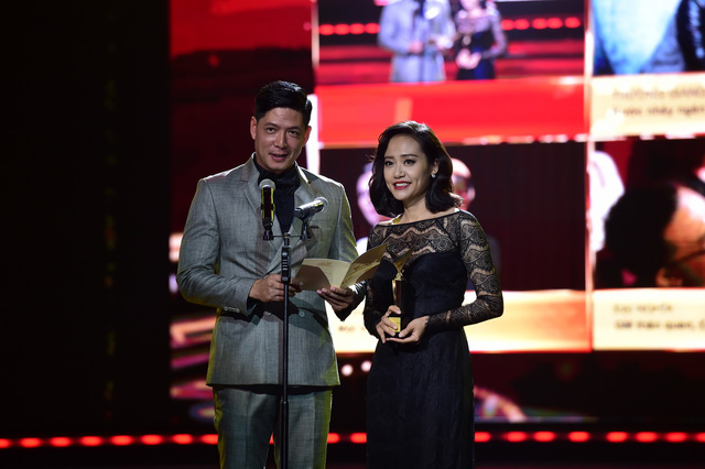 Diễn viên Bình Minh và Hồng Ánh đẹp đôi khi trao giải cho hạng mục Người dẫn chương trình ấn tượng.
