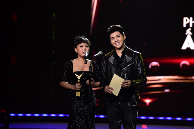 Danh hài Việt Hương và ca sĩ Noo Phước Thịnh trao giải Phim truyền hình ấn tượng.