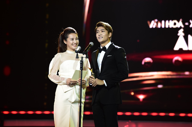 Diễn viên Nhã Phương lần thứ 2 được xướng tên ở hạng mục Nữ diễn viên ấn tượng nhờ thành công của hai bộ phim Khúc hát mặt trời, Zippo, mù tạt và em. Tại VTV Awards 2015, Nhã Phương cũng giành giải này với vai Linh trong Tuổi thanh xuân.