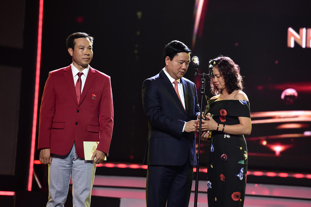 Bí thư Đinh La Thăng trao giải nghệ sĩ của năm cho vợ nhạc sĩ - ca sĩ Trần Lập, chị rất xúc động khi thay chồng nhận giải thưởng này.