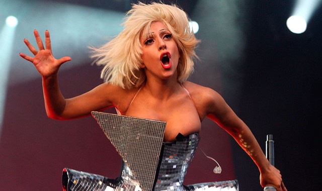 Lady Gaga gay tranh cai ngay tro lai showbiz hinh anh 1