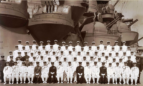 Sĩ quan Nhật chụp ảnh cạnh thiết giáp hạm khổng lồ Musashi.Ảnh: Wikimedia Commons