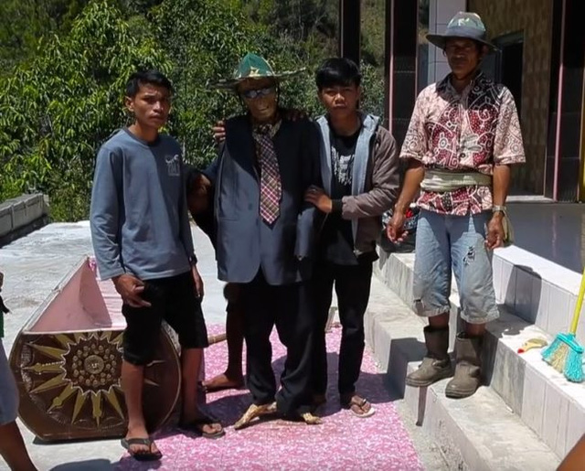  Người Toraja thường chụp ảnh cùng xác người thân trong gia đình. 