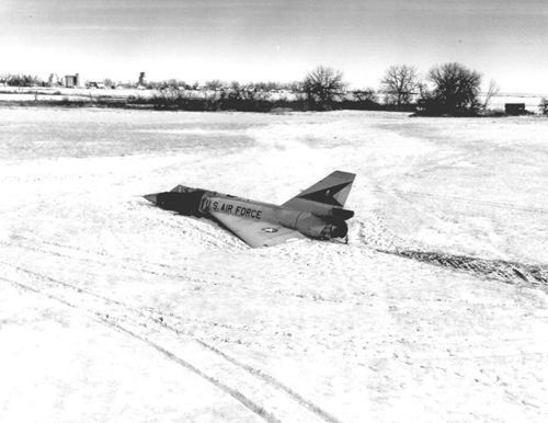 Tiêm kích đánh chặn F-106 khi hạ cánh. Ảnh: USAF