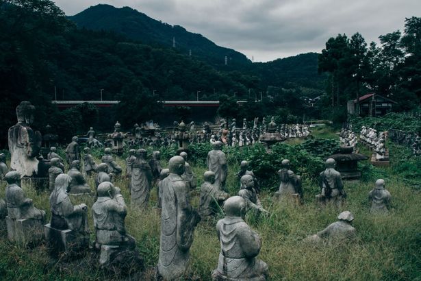  Hàng trăm tác phẩm điêu khắc bằng đá nằm trong một ngôi làng gần Osawano, Nhật Bản 
