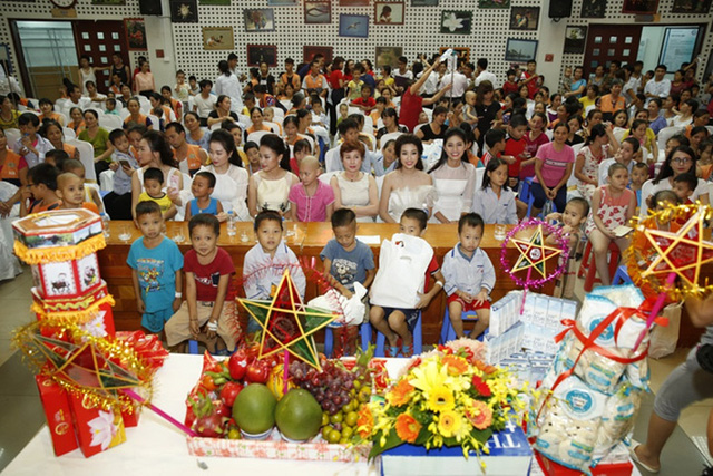 Hoa hậu Đỗ Mỹ Linh, Á hậu Thanh Tú cùng dàn người đẹp Hoa hậu Việt Nam đã cùng tham dự chương trình “Vui tết Trung thu” với các bệnh nhi tại Viện Huyết học - Truyền máu T.Ư.