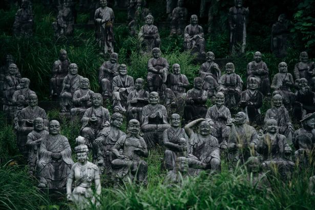  Hàng trăm bức tượng xếp thành hàng ở Fureai Sekibutsu no Sato 