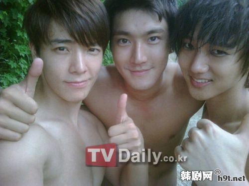 Thành viên Super Junior &#34;dọa&#34; tung ảnh nude của nhau - 10