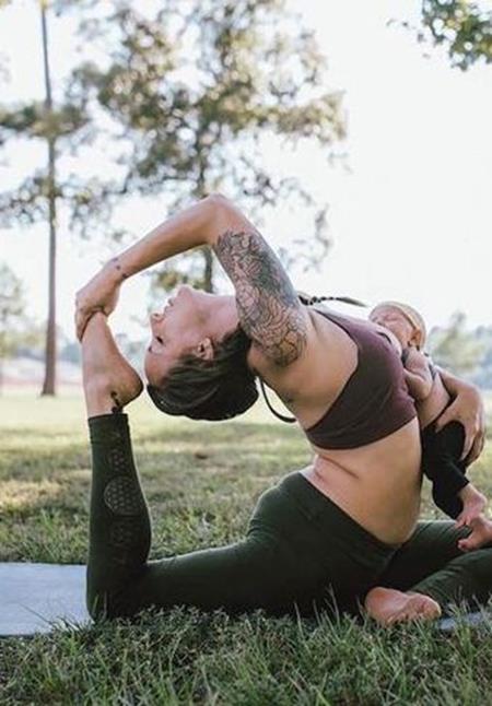Carlee Benear tập yoga trong khi cho con bú