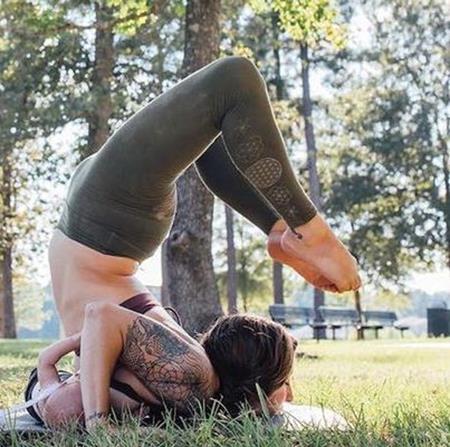 Carlee có thể thực hiện nhuần nhuyễn những động tác yoga có tính phức tạp cao