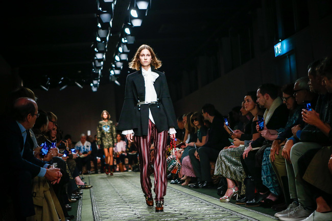 Trẻ trung xinh đẹp, nhưng Triệu Vy lại là sao ăn mặc chán đời nhất show Burberry - Ảnh 14.