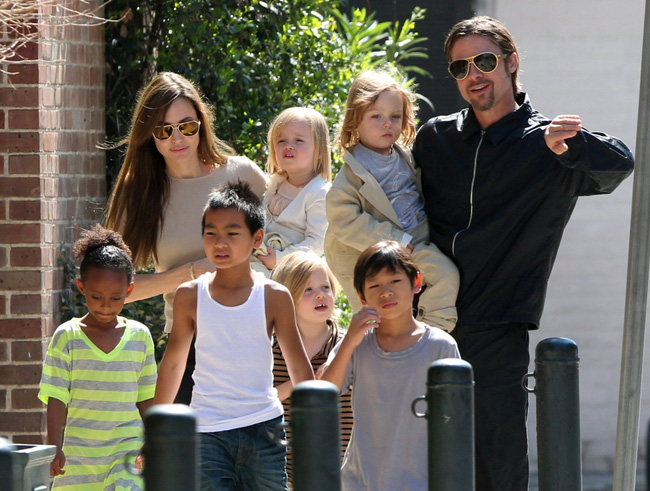 Angelina Jolie từng sa thải một bảo mẫu vì phát hiện cô này tăm tia Brad Pitt - Ảnh 2.