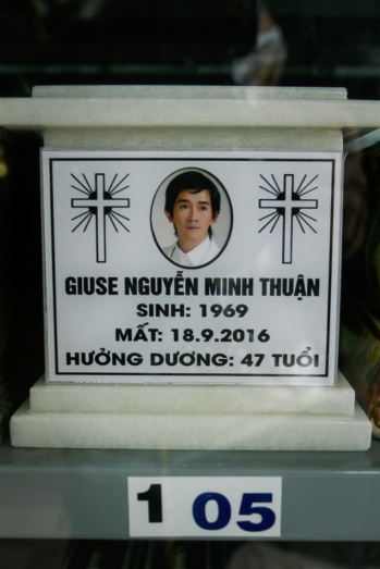 Đoàn mang hoa đến viếng hài cốt của ca sĩ Minh Thuận, vừa được đưa về Nhà Thờ An Lạc vào chiều thứ 6, 23/09. Theo ý nguyện của anh, hài cốt anh được đưa về nằm cùng mẹ tại nơi này.