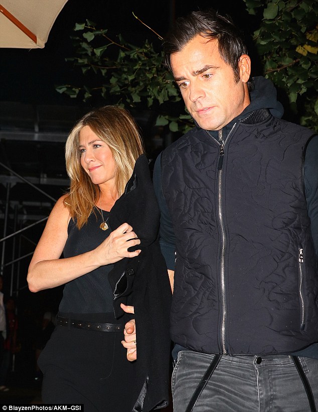   Jennifer Aniston và chồng Justin Theroux đi ăn tối tại New York ngày 24/9 vừa qua 