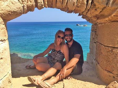 Dù đã có cuộc sống ổn định tại Hy Lạp, cặp đôi vẫn quyết định bỏ việc