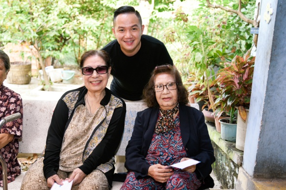 Đặc biệt, MC Anh Khoa cũng có đến thăm hỏi NSƯT Diệu Hiền và NSƯT Ngọc Hương, cả hai đều là những nghệ sĩ cải lương gạo cội và giờ dù đã ở tuổi 73, 74 nhưng vẫn luôn vui vẻ, lạc quan.