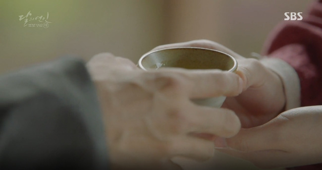 Moon Lovers: Anh Tư Lee Jun Ki xấu số, uống phải trà hạ độc từ chính mẹ mình - Ảnh 24.