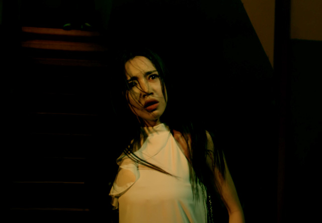 Ngoài ra trong trailer, Elly Trần xuất hiện với biểu cảm khiếp đảm, sợ hãi trong những phân cảnh đầy không khí ma mị.