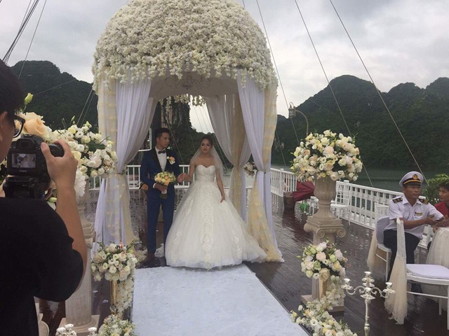 Mới đây, trên các trang mạng xã hội đang rò rỉ hình ảnh Hương Giang Idol xuất hiện trong váy cưới lộng lẫy bên “chú rể lạ”.