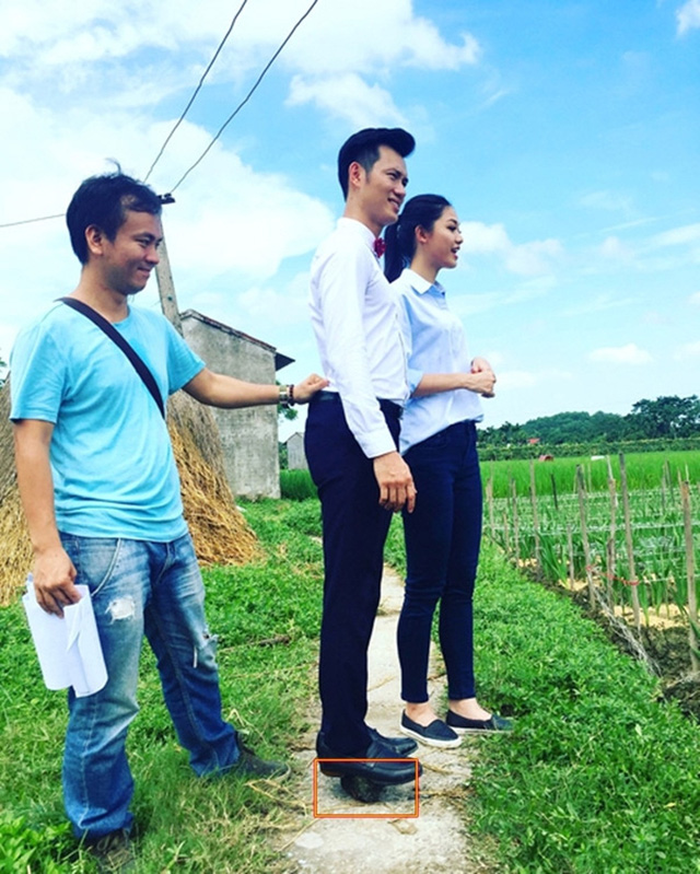 Với chiều cao “khủng” 180 cm, Á hậu 1 của Hoa hậu Việt Nam 2016 khiến nam MC e ngại khi đứng cạnh. Anh chàng phải đứng trên đá để có chiều cao tương đương Thanh Tú khi ghi hình.