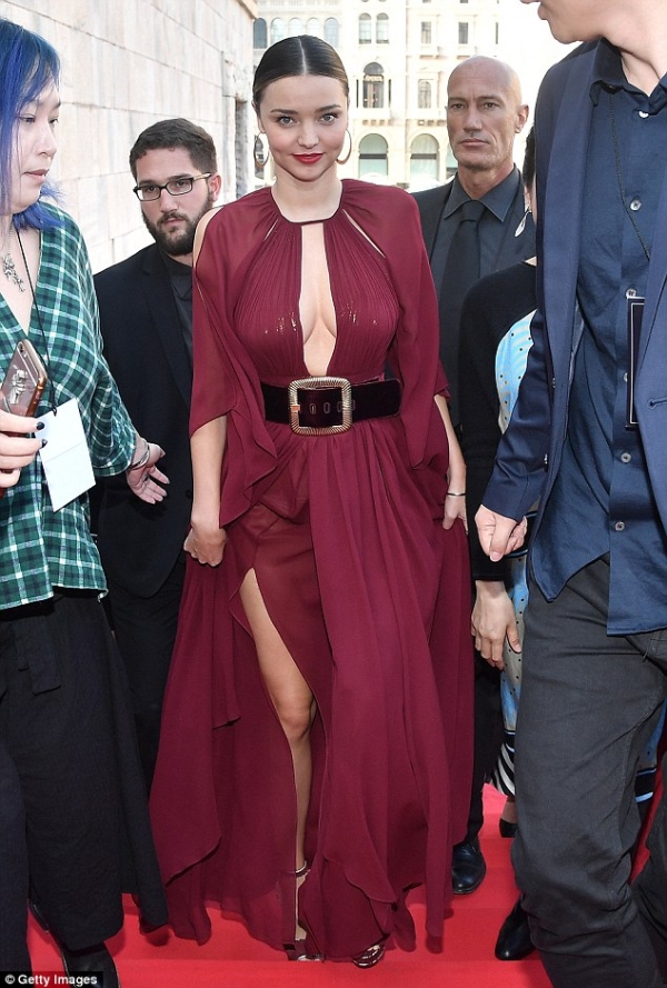 Miranda Kerr khoe ngực căng đầy nóng bỏng, hút hết mọi ánh nhìn trên thảm đỏ - Ảnh 5.
