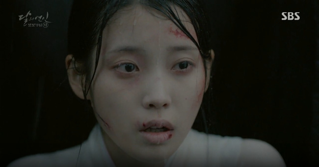 Moon Lovers: “Anh Tư” Lee Jun Ki tái hiện lại cảnh che mưa kinh điển trong Bộ Bộ Kinh Tâm! - Ảnh 33.