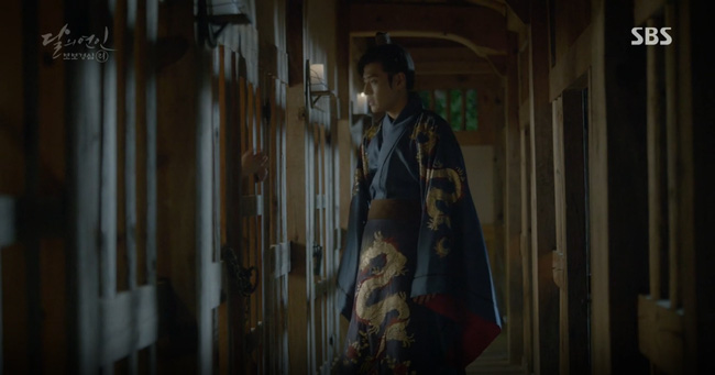 Moon Lovers: “Anh Tư” Lee Jun Ki tái hiện lại cảnh che mưa kinh điển trong Bộ Bộ Kinh Tâm! - Ảnh 6.
