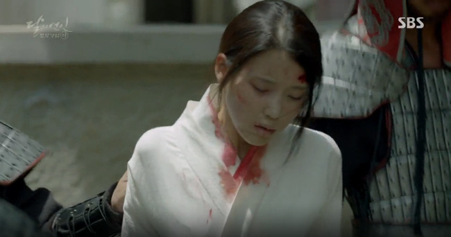 Moon Lovers: “Anh Tư” Lee Jun Ki tái hiện lại cảnh che mưa kinh điển trong Bộ Bộ Kinh Tâm! - Ảnh 18.