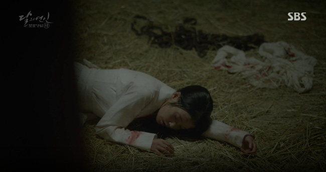Moon Lovers: “Anh Tư” Lee Jun Ki tái hiện lại cảnh che mưa kinh điển trong Bộ Bộ Kinh Tâm! - Ảnh 9.