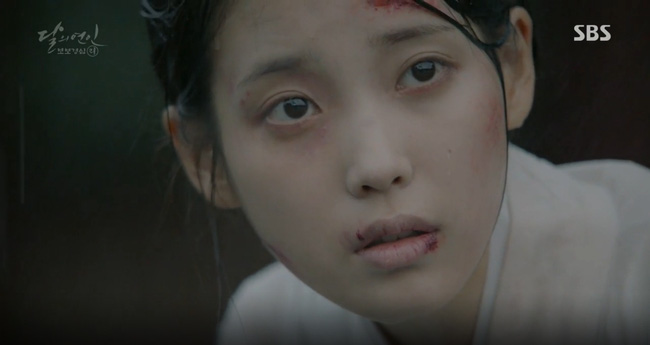Moon Lovers: “Anh Tư” Lee Jun Ki tái hiện lại cảnh che mưa kinh điển trong Bộ Bộ Kinh Tâm! - Ảnh 27.