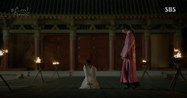 Moon Lovers: “Anh Tư” Lee Jun Ki tái hiện lại cảnh che mưa kinh điển trong Bộ Bộ Kinh Tâm! - Ảnh 24.