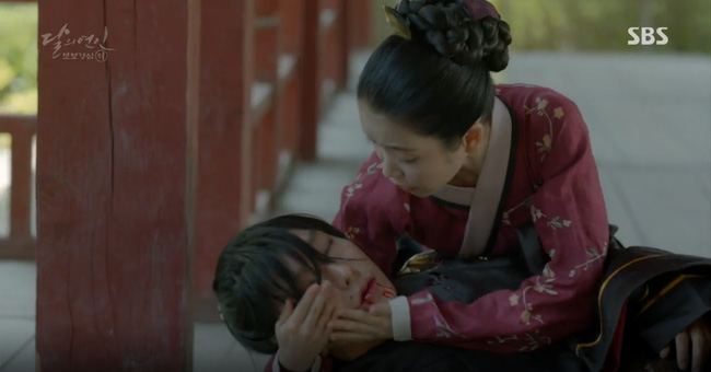 Moon Lovers: “Anh Tư” Lee Jun Ki tái hiện lại cảnh che mưa kinh điển trong Bộ Bộ Kinh Tâm! - Ảnh 2.